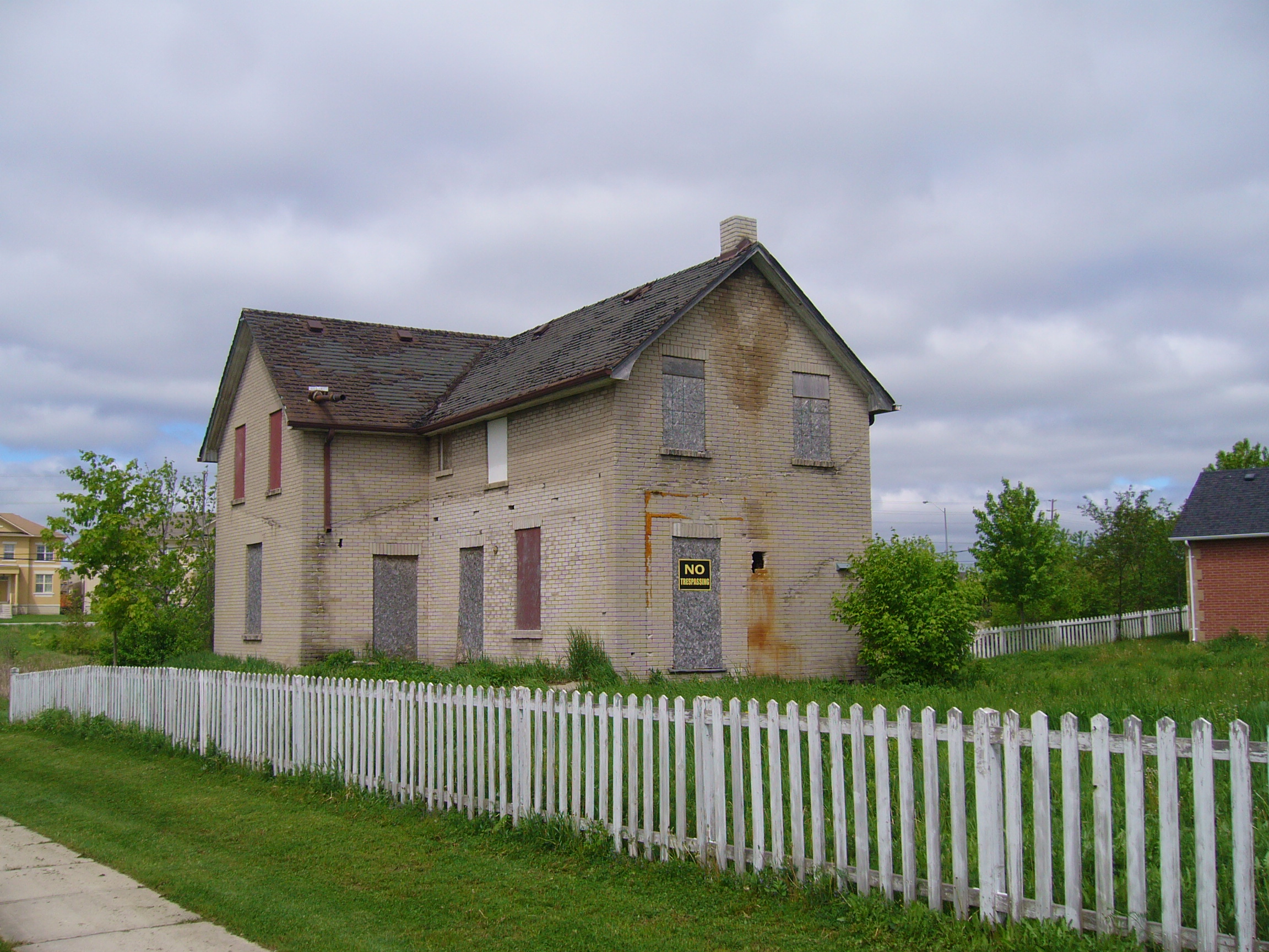 old boarded up house